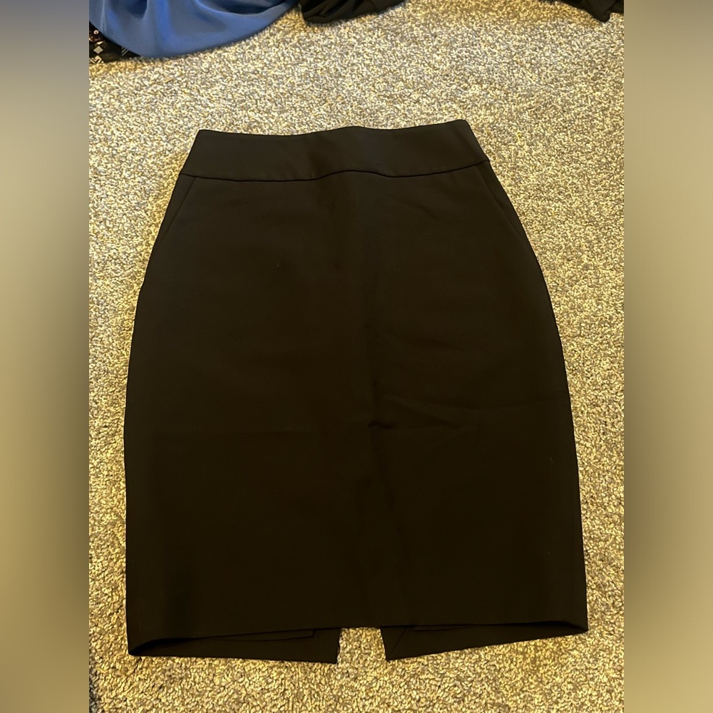 Express black pencil skirt size 00 with pockets in the front, slit in back